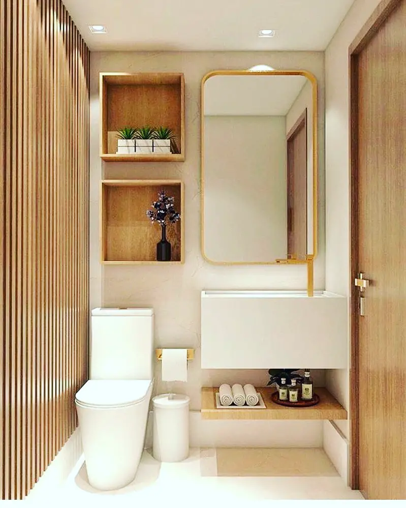 Banheiro pequeno combinando amadeirado e revestimento branco