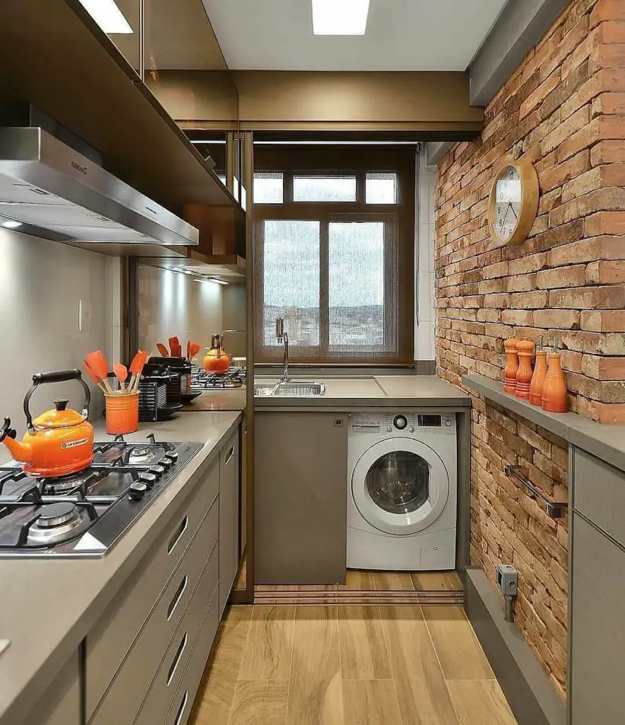 Esta cozinha é pequena, mas cheia de estilo com os tijolos expostos em uma das paredes.