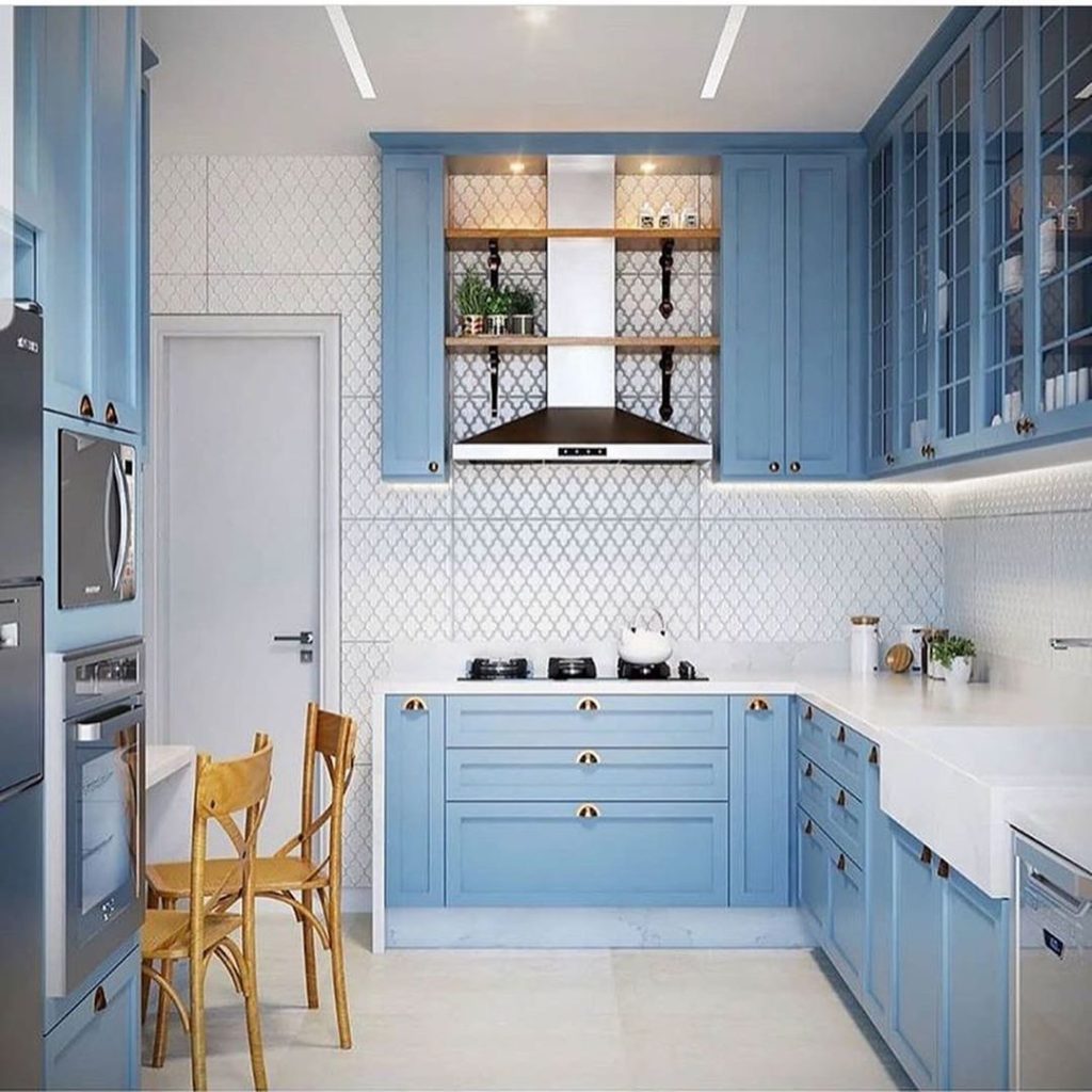 Esta cozinha em tons de azul e branco tem um estilo mais tradicional e muito aconchegante. 