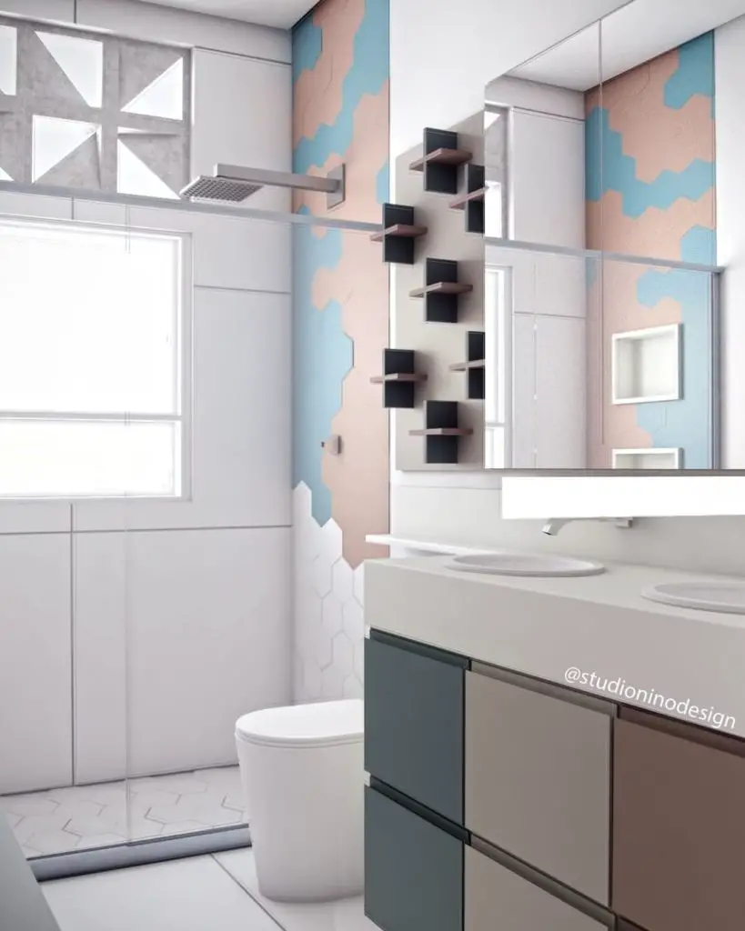 Banheiro pequeno colorido com box em vidro claro