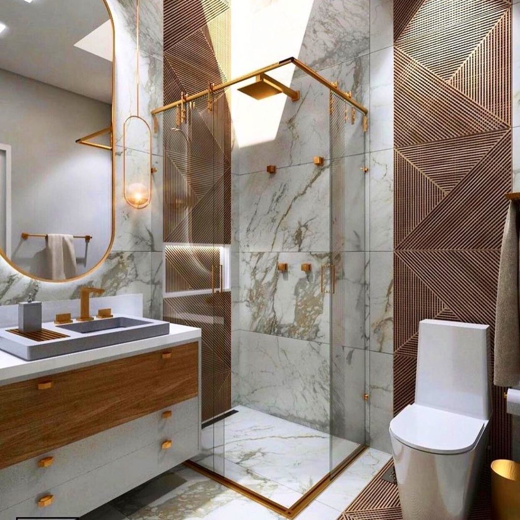 Banheiro pequeno com revestimentos misturados de marmorizado e amadeirado