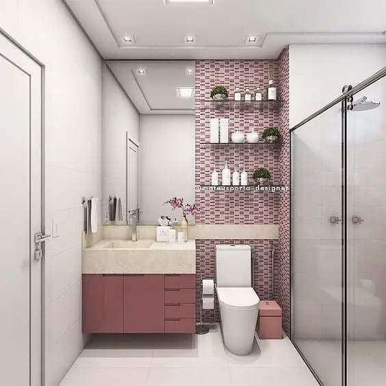 Banheiro pequeno com armário embaixo da pia e prateleiras na parede sobre o vaso sanitário