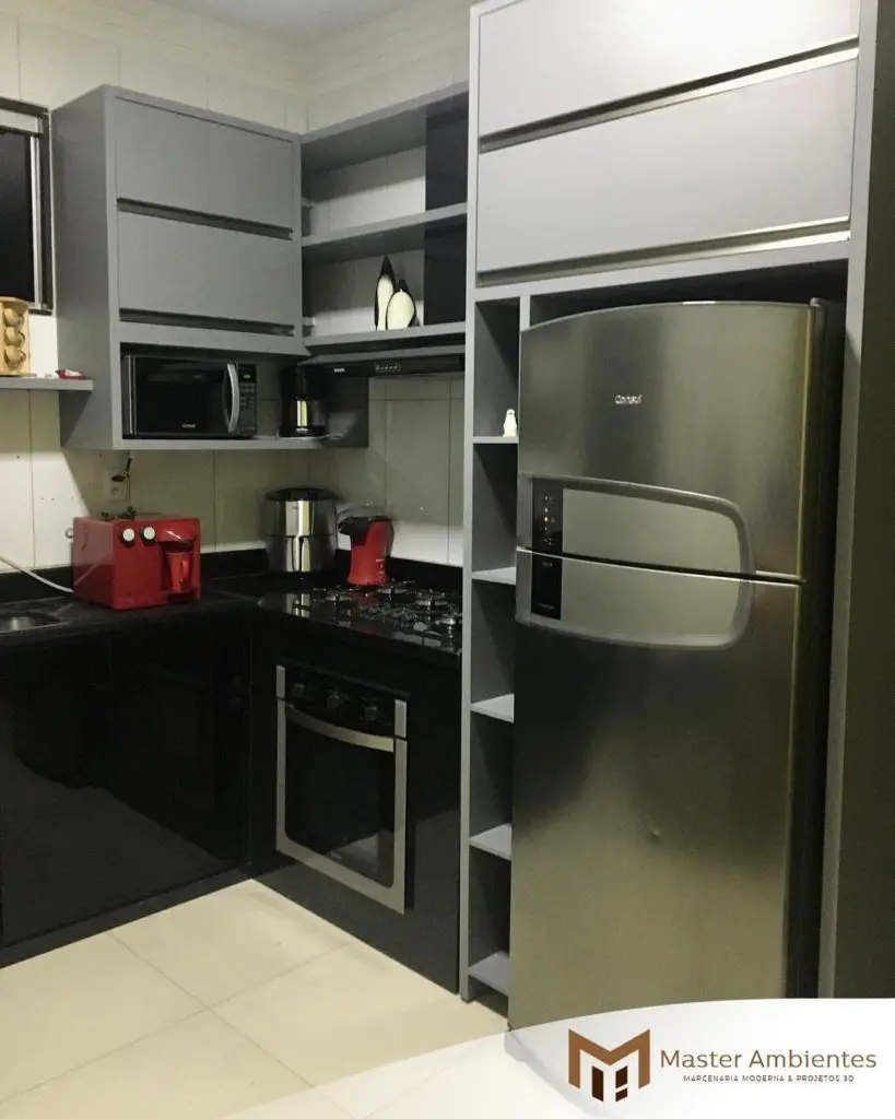 Entre o preto e o cinza, esta cozinha aproveita bem o pouco espaço que tem disponível. 