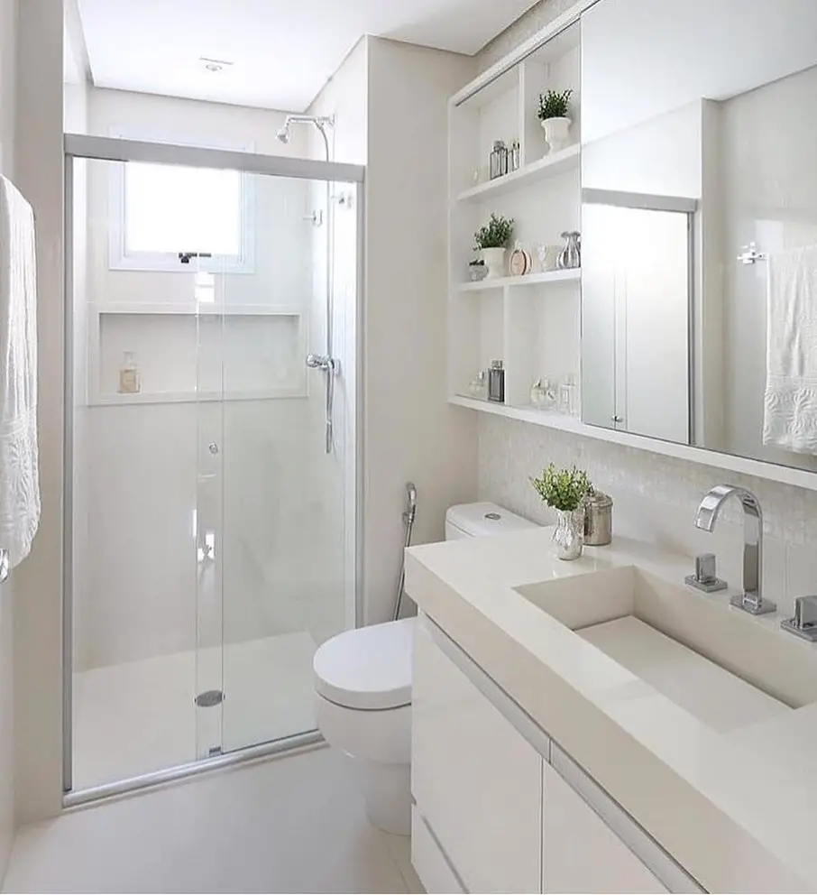 Banheiro pequeno clean todo em branco e prolongação de revestimento