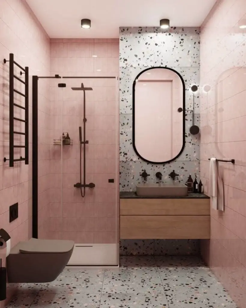 Banheiro pequeno colorido com combinação de revestimentos