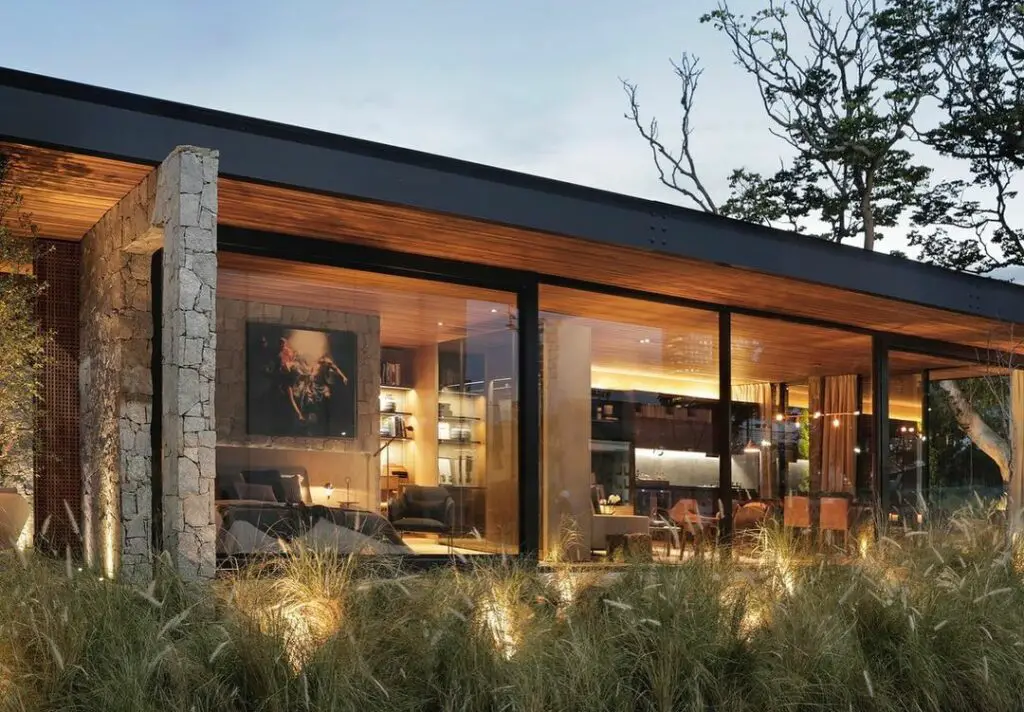 Casa em estilo moderno combinando na perfeição a madeira e o vidro