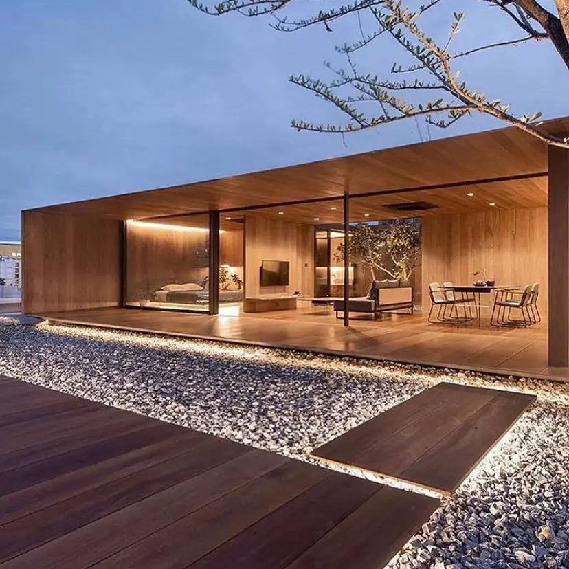 Casa de madeira vidro com design contemporâneo