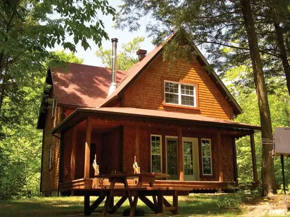 Casa de madeira pequena cheia de charme e encanto