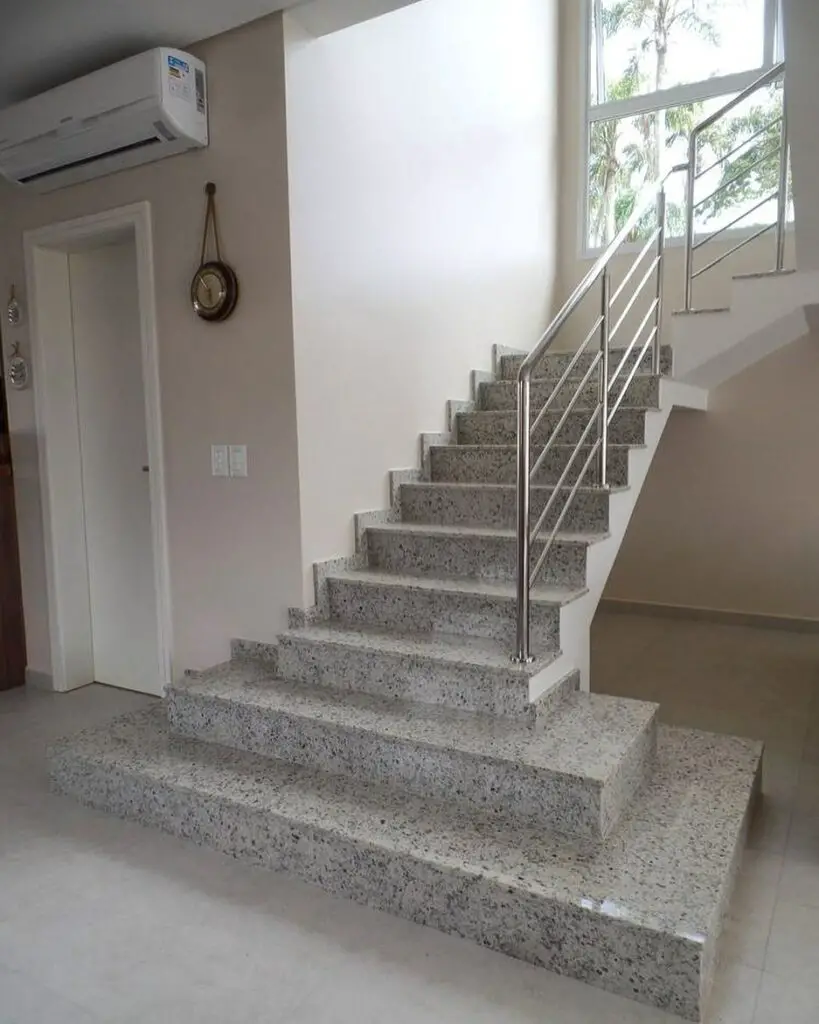 Escadas em granito branco