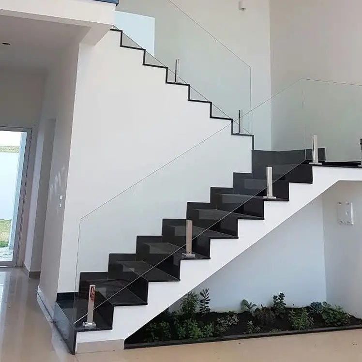 Escadas em granito preto