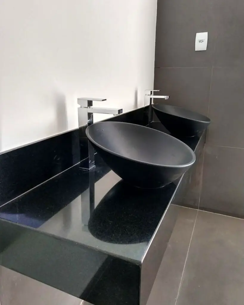 Banheiro sofisticado com lavabo em granito preto