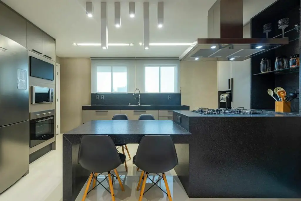 Cozinha moderna revestida a granito Preto Absoluto