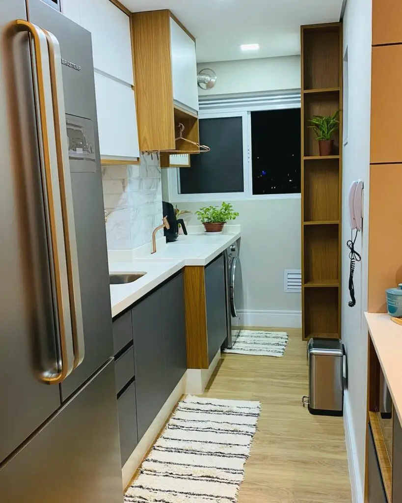 Cozinha pequena em branco, madeira e cinza