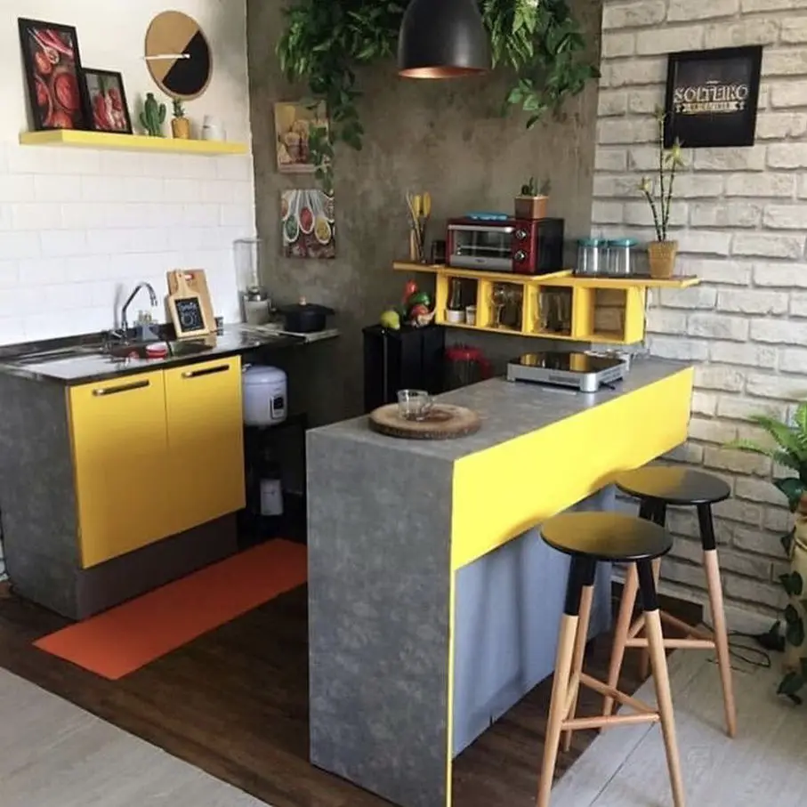Cozinha pequena com detalhes em amarelo