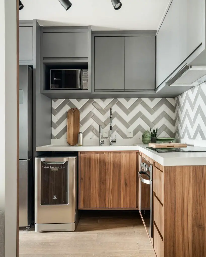 Cozinha pequena com revestimento em azulejos de duas cores