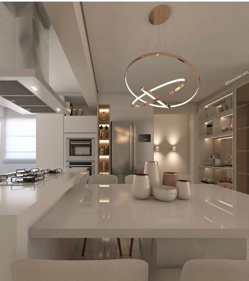 Cozinha planejada pequena moderna e com iluminação original