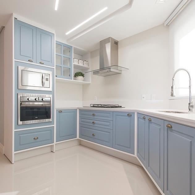 Cozinha planejada pequena com móveis azuis charmosos