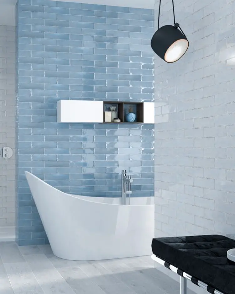 Banheiro em tons de azul com banheira original