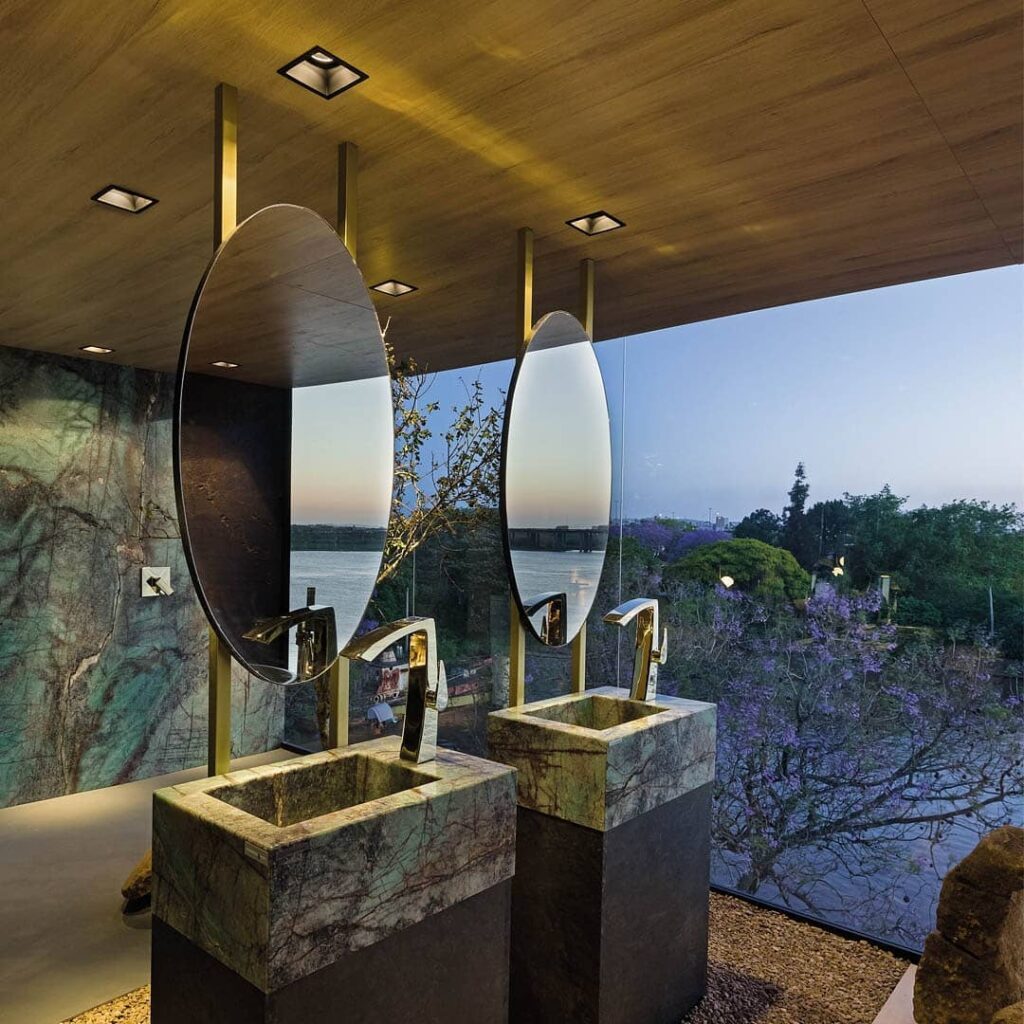 Banheiro moderno com parede de vidro