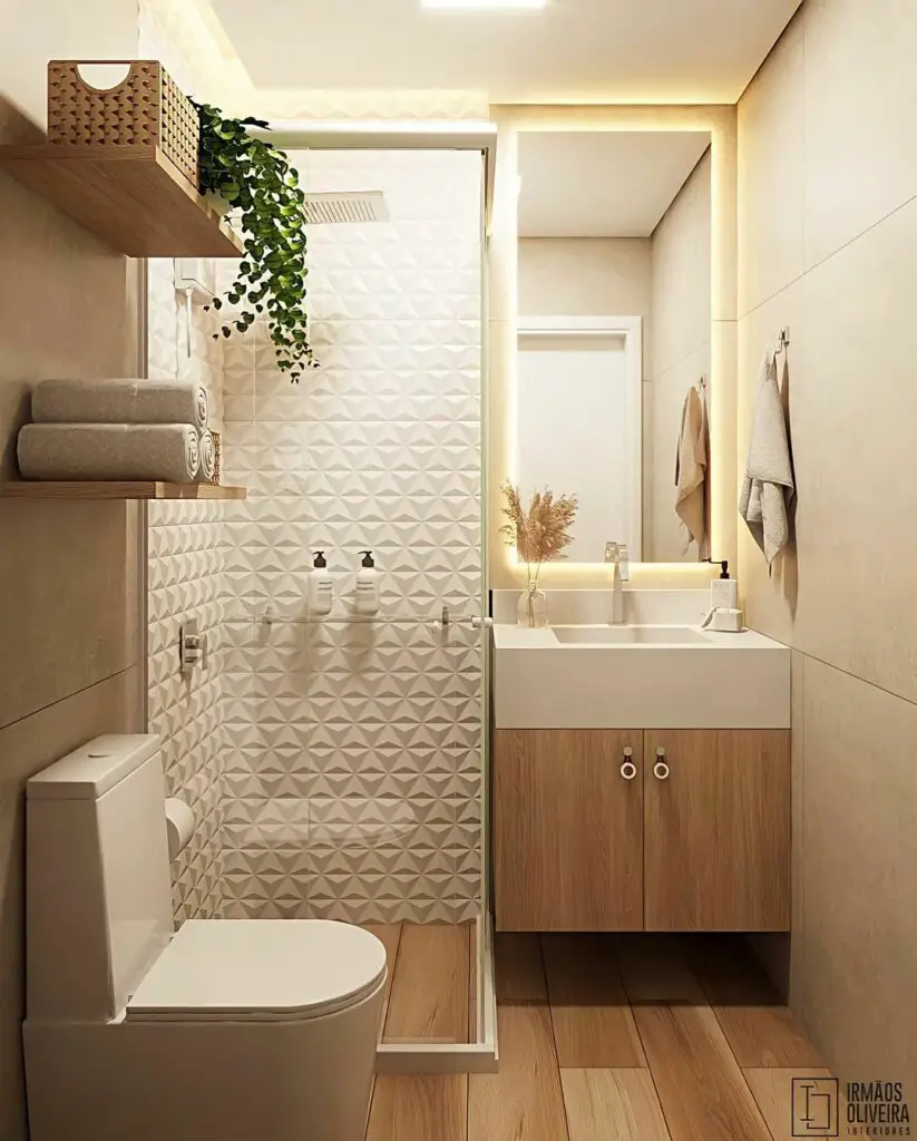 Banheiro pequeno com prateleiras na parede em cima do vaso sanitário