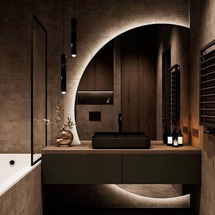 Banheiro moderno em tons escuros e iluminação integrada no espelho