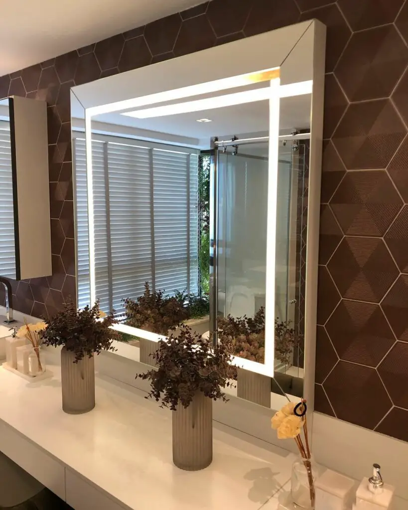 Espelho grande para banheiro com luz integrada