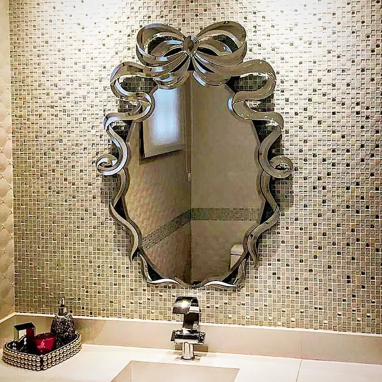 Espelho para banheiro com moldura prateada trabalhada