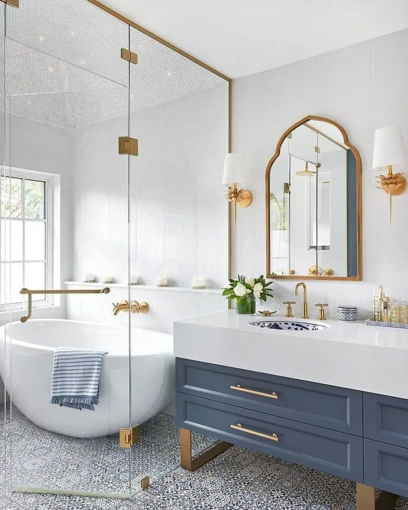 Espelho para banheiro com formato e estilo delicado
