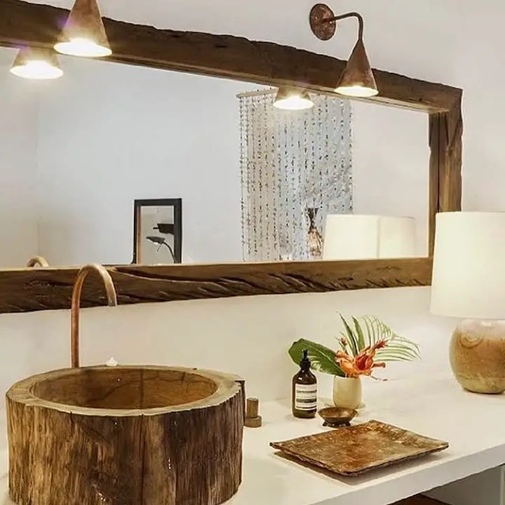 Espelho para banheiro com moldura em madeira