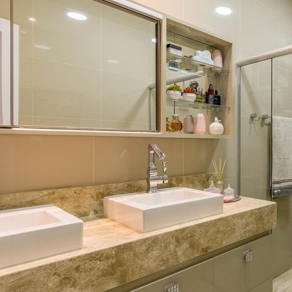 Espelho para banheiro com armário e prateleiras expostas