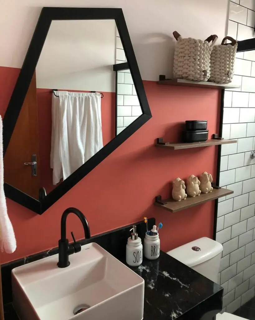 Espelho para banheiro assimétrico com moldura em preto