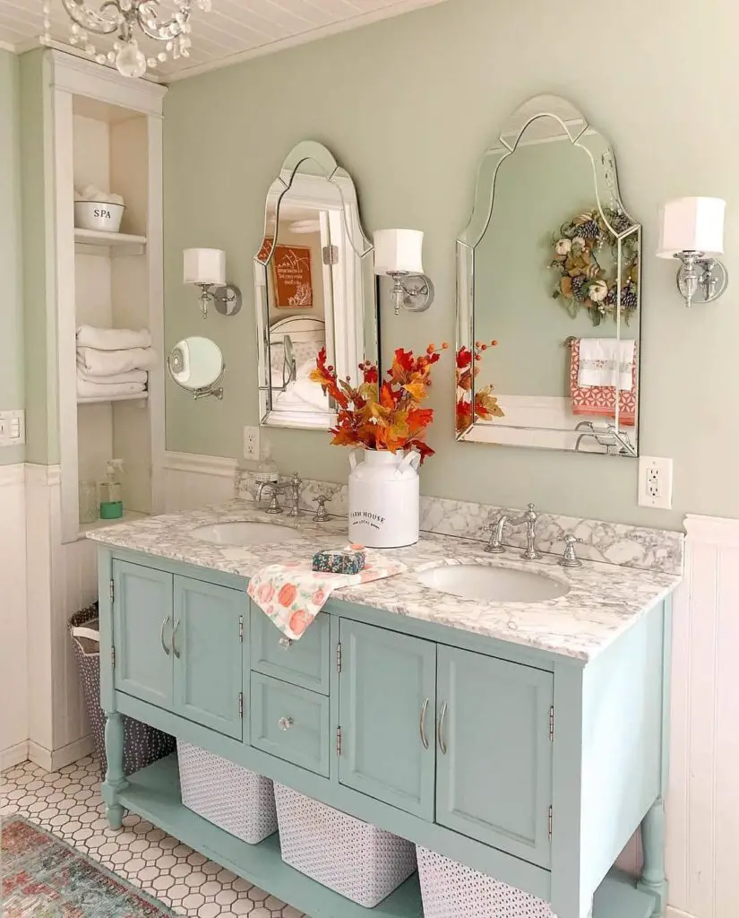 Dupla de espelhos para banheiro com estilo tradicional