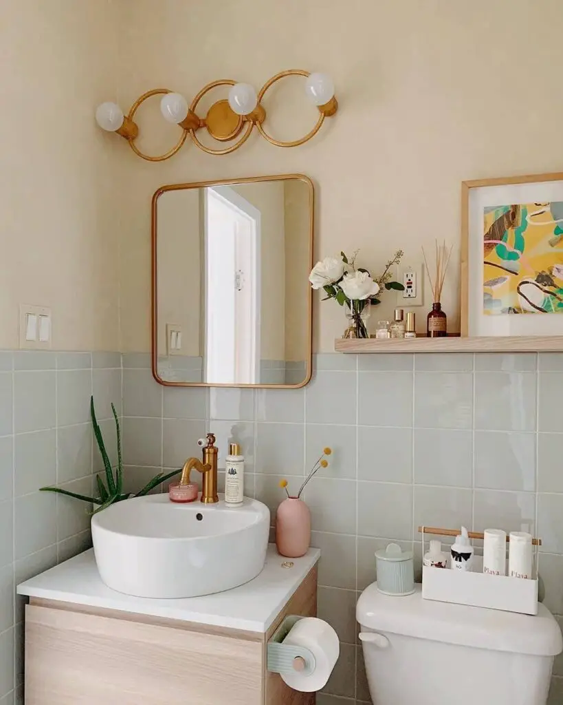 Espelho para banheiro com moldura simples em dourado