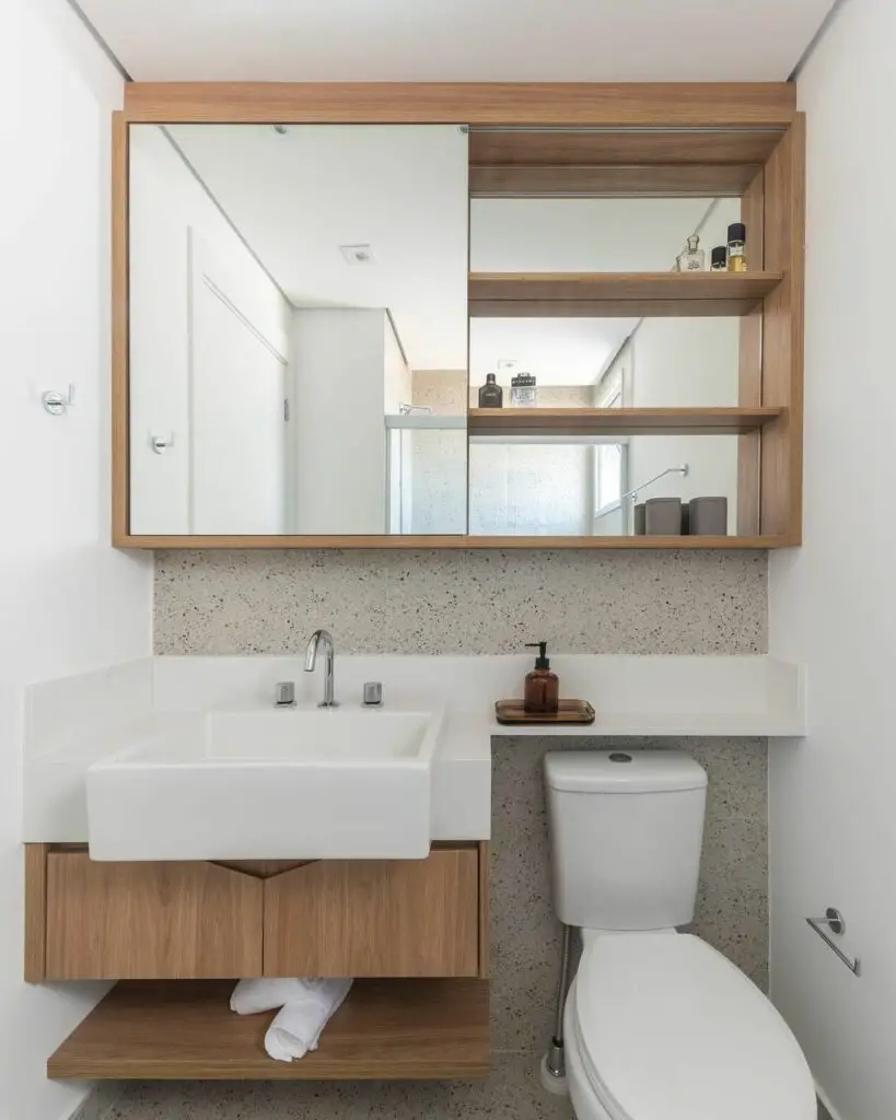 Espelho para banheiro com armário em madeira