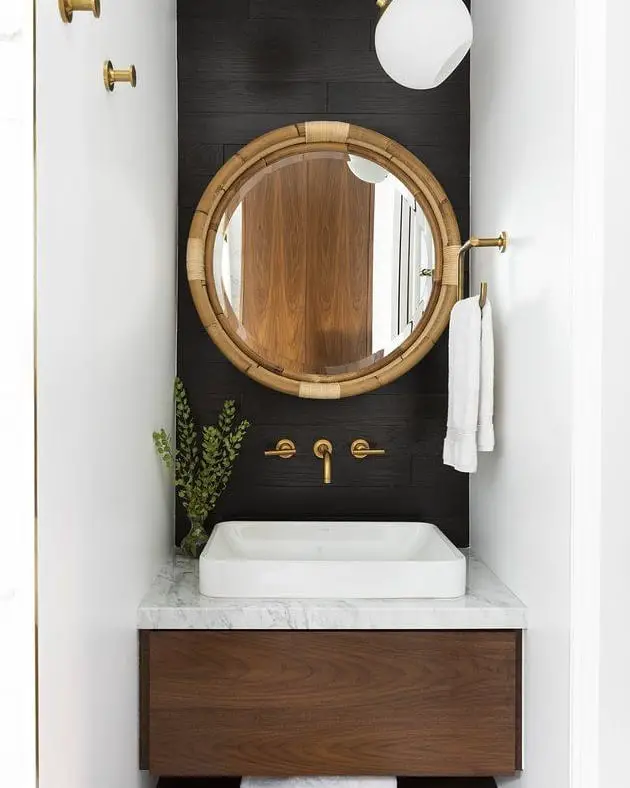 Espelho redondo para banheiro com moldura em madeira