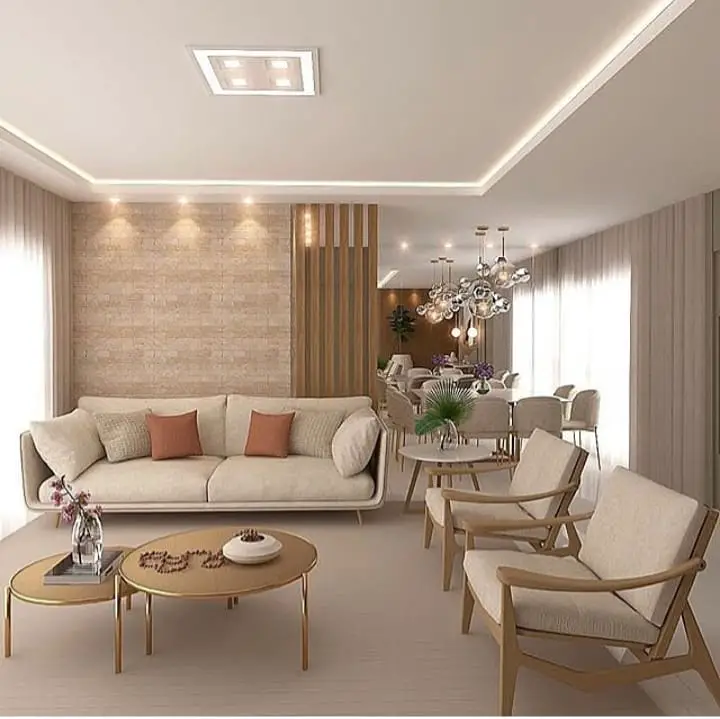 Sala de estar confortável e elegante com paleta de cores neutra