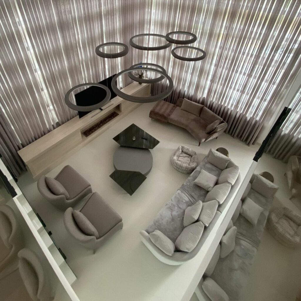 Sala de estar moderna deslumbrante em cinza