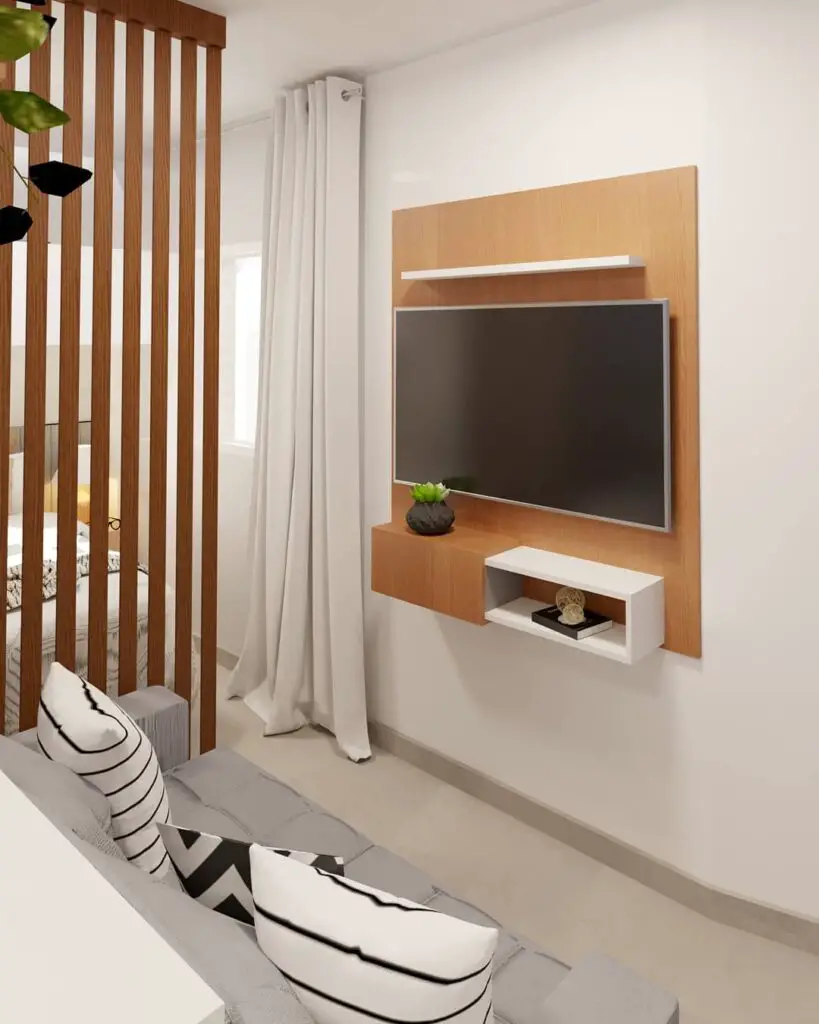 Sala de estar pequena com painel de TV na parede