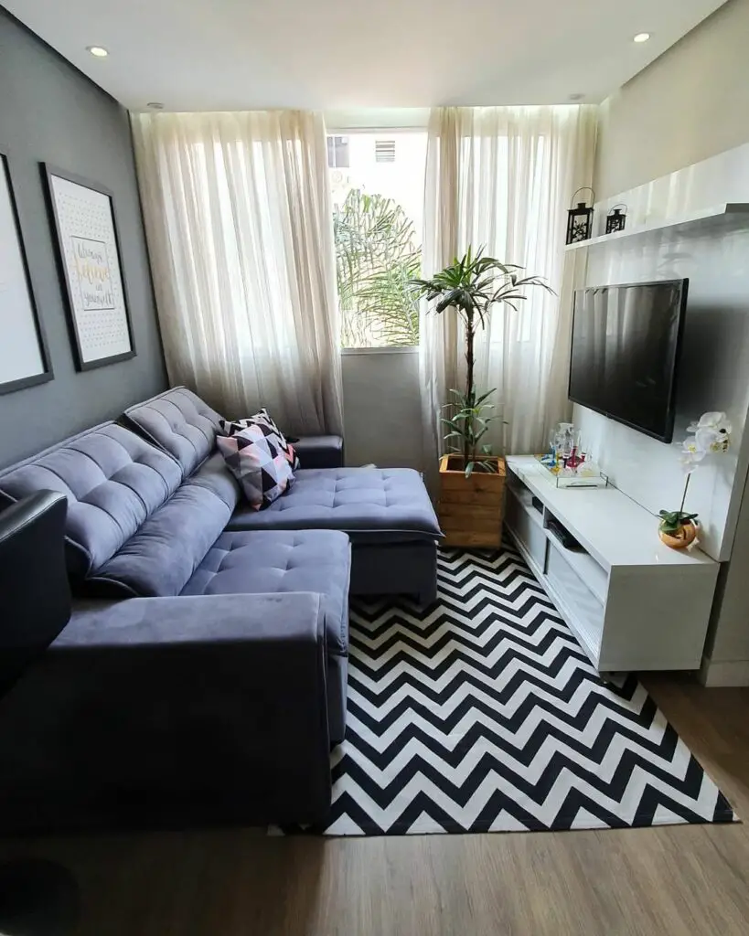 Sala de estar pequena em tons neutros e tapete e almofadas com padrão