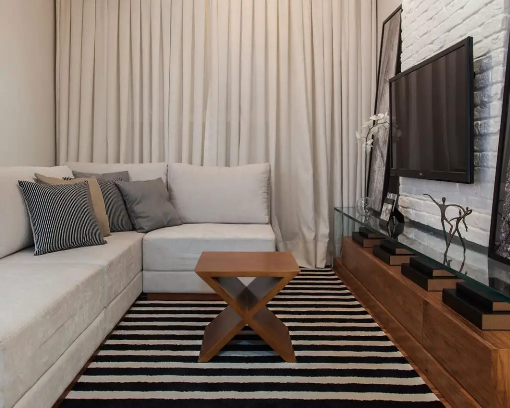 Sala de estar pequena com sofá branco