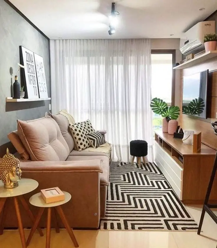 Sala de estar pequena em tons claros e tapete e almofadas com padrão