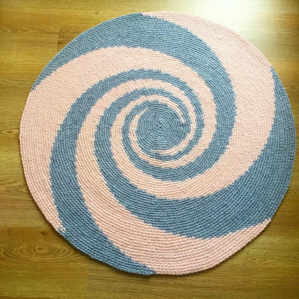 Tapete de crochê para cozinha em azul e rosa e desenho em espiral