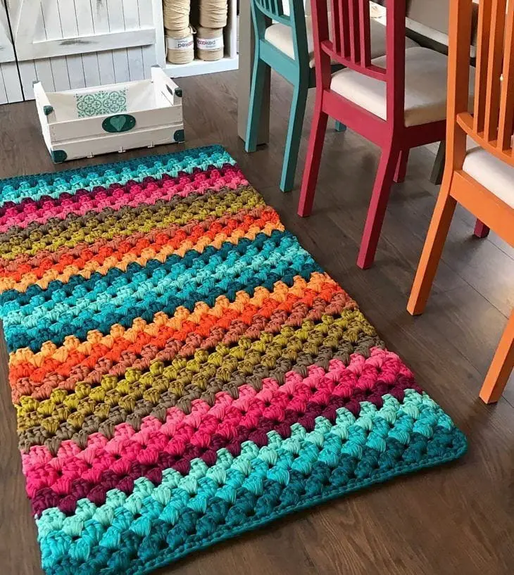 Tapete de crochê para cozinha retangular colorido combinando com as cadeiras