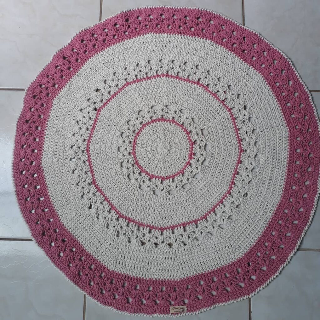 Tapete de crochê para cozinha redondo em branco e rosa
