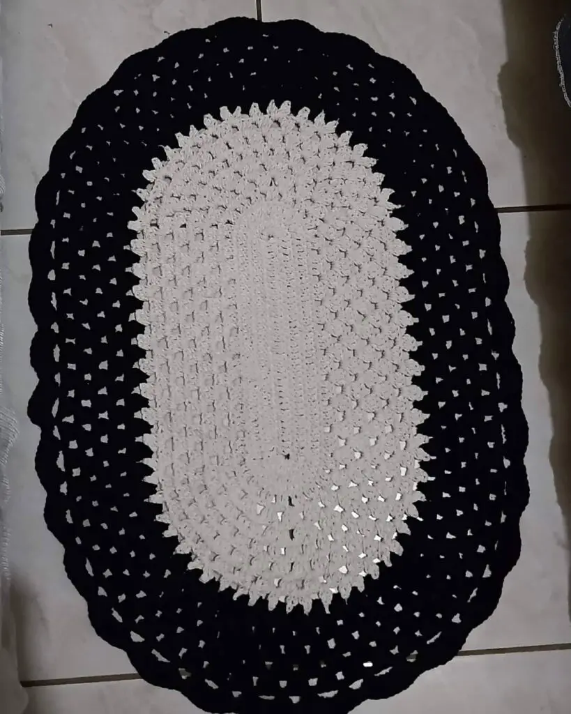 Tapete de crochê para cozinha oval em branco e preto