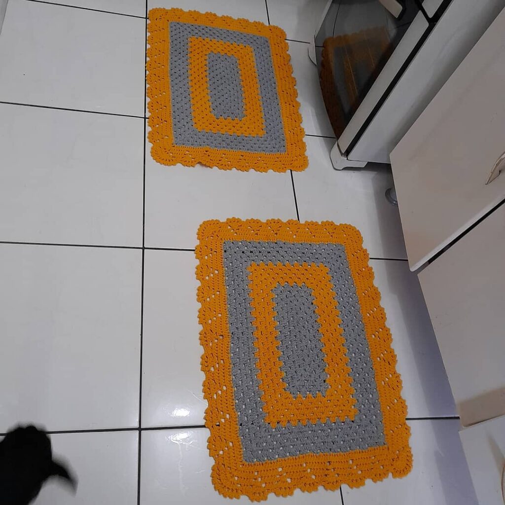Jogo de dois tapetes de crochê para cozinha em cinza escuro e laranja