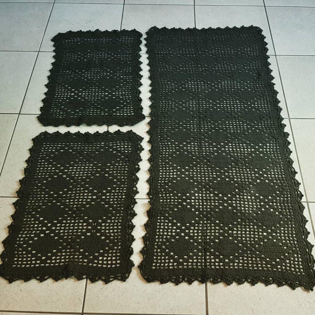 Jogo de três tapetes de crochê para cozinha em preto