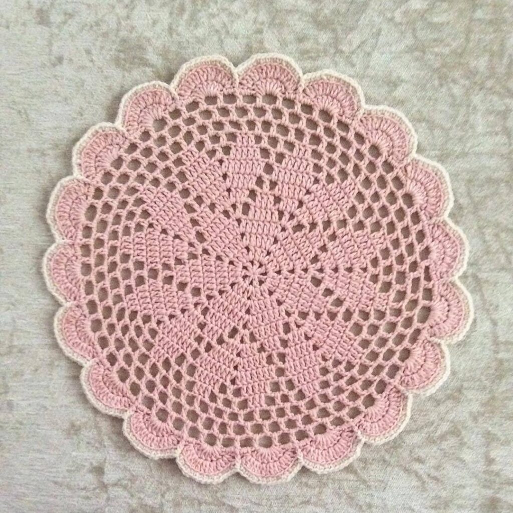 Tapete de crochê para cozinha redondo rosa e bordas onduladas