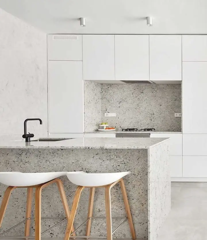 Cozinha clean e elegante em granito branco