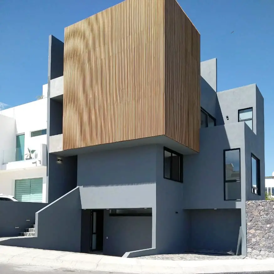 Fachada de casa moderna combinando azul com o marrom da madeira